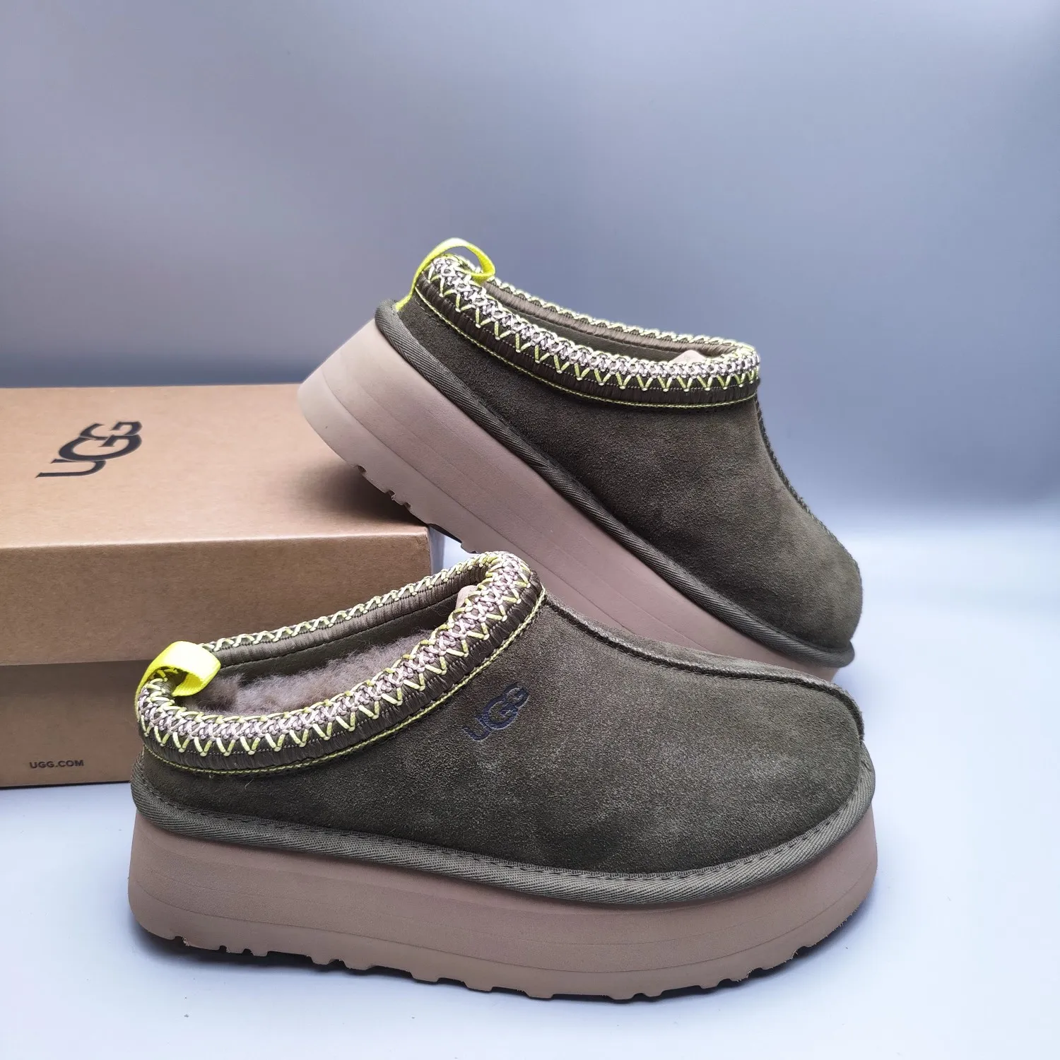 💰440 UGG sheepskin all-in-one snow boots 2553 co-branded national trend style thick-soled one-leg women’s snow boots🐾~ 🍭 A co-branded trendy item launched with well-known designer brands Feng Chen Wang and TELFAR. Zhou Dongyu & Wang Jiaer’s same style Fang Kete boots. The slip-on design makes it easy to put on and take off, and can be used indoors or outdoors. The exotic edging design is eye-catching, and it is definitely worth buying~ 🍭Material: cowhide➕sheep fur Outsole: rubber (light wing technology) 🍭Color: black, maroon, sand, dark green, light gray, chocolate, beige, walnut, brown, dark gray, red 🍭Number of codes: 35-42